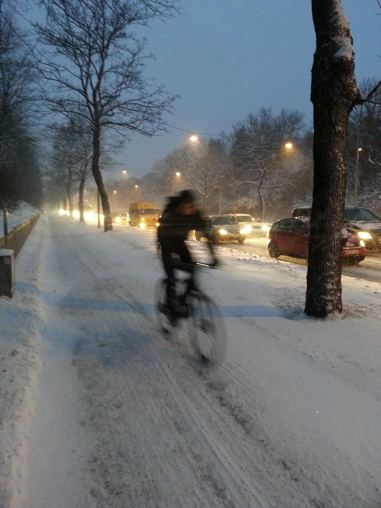 - Jag valde att gå. Skönt! Men rätt bra #plogat längs m drottningholmsvägen, bra där! Foto: Fial8tta/Twitter