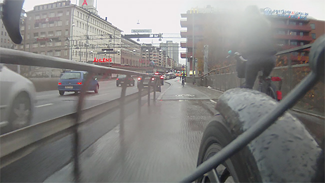 Plötsligt händer det. Skylten som förut kunggjorde "Gångväg" är borttagen.