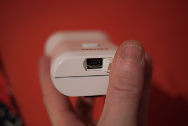 Lättladdad. När du väl monterat batterierna och skruvat fast luckan laddar du via mini-USB.