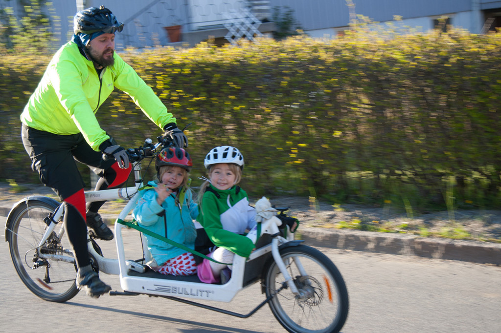 Jobbpendling med lämning/hämtning på dagis och skola på vägen. Foto: Karin Egrelius.