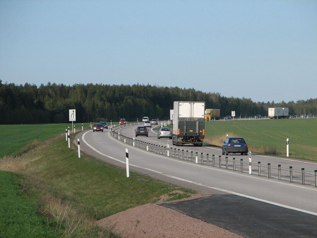 1280px-E20_2plus1_west_of_Skara
