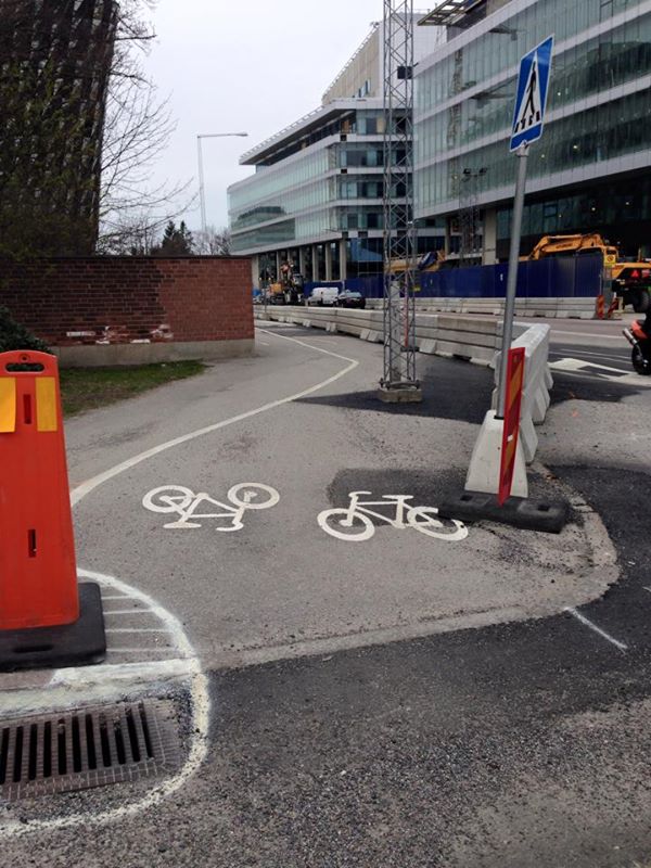 Stolpe mitt i cykelbanan i Solna vid Karolinska Institutet