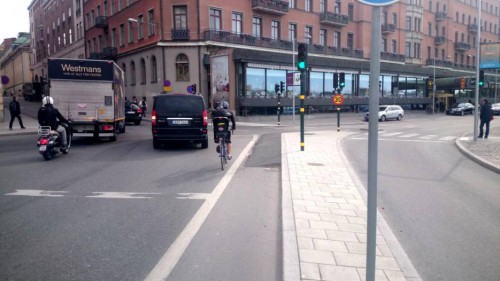Före: Hård kant mitt i cykelfältet, varsågod. Foto: Andreas Jennische/StockholmDirekt.se