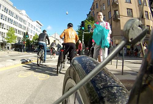 Trafikborgarrådet Daniel Helldén delar ut påsar.
