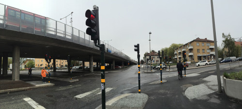 Korsningen Nynäsvägen/Sockenvägen söder om Stockholm. Rött för alla, känns det som.
