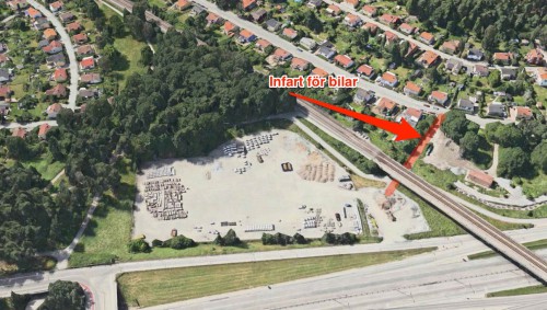 Ny bilväg på befintlig väg kanske? Hörde jag kostnadseffektivt? Kanske parkering till höger innan spåren?