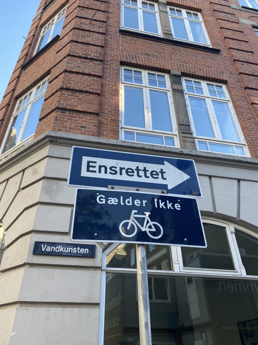 Enkelriktatskylt från Köpenhamn med undantag för cyklister
